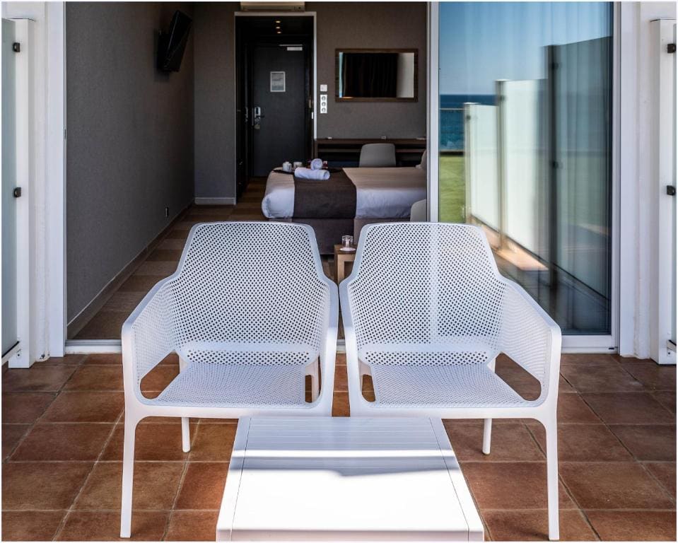 Standard Room With Single Beds - Sea View room - Image 2