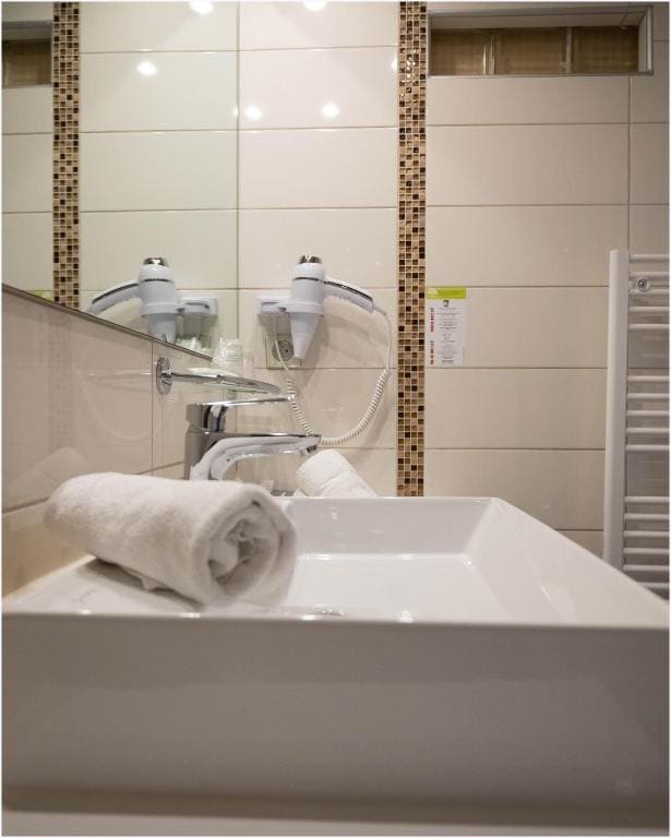 Standard Room With Single Beds - Sea View room - Image 1