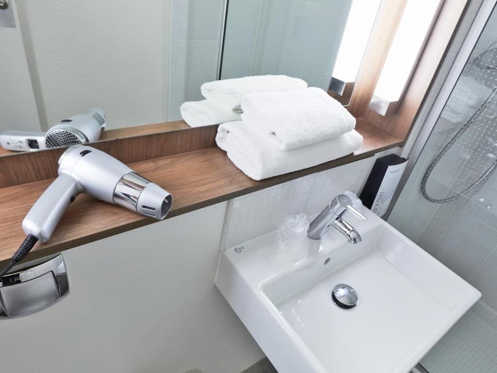 Standard Twin Room room - Image 3