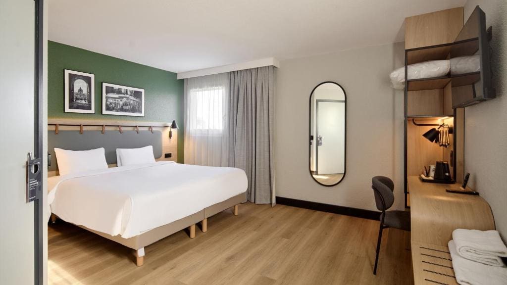 Standard Room - 1 Queen Bed room - Image 2