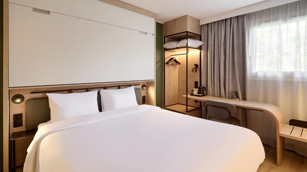 Superior Room - 1 King Bed room - Image 3
