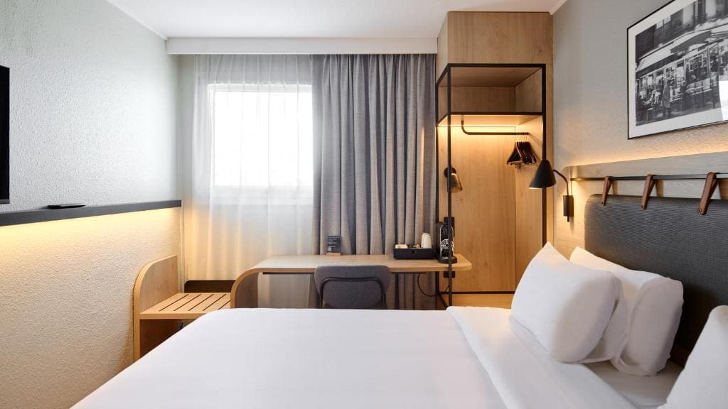 Superior Room - 1 King Bed room - Image 2