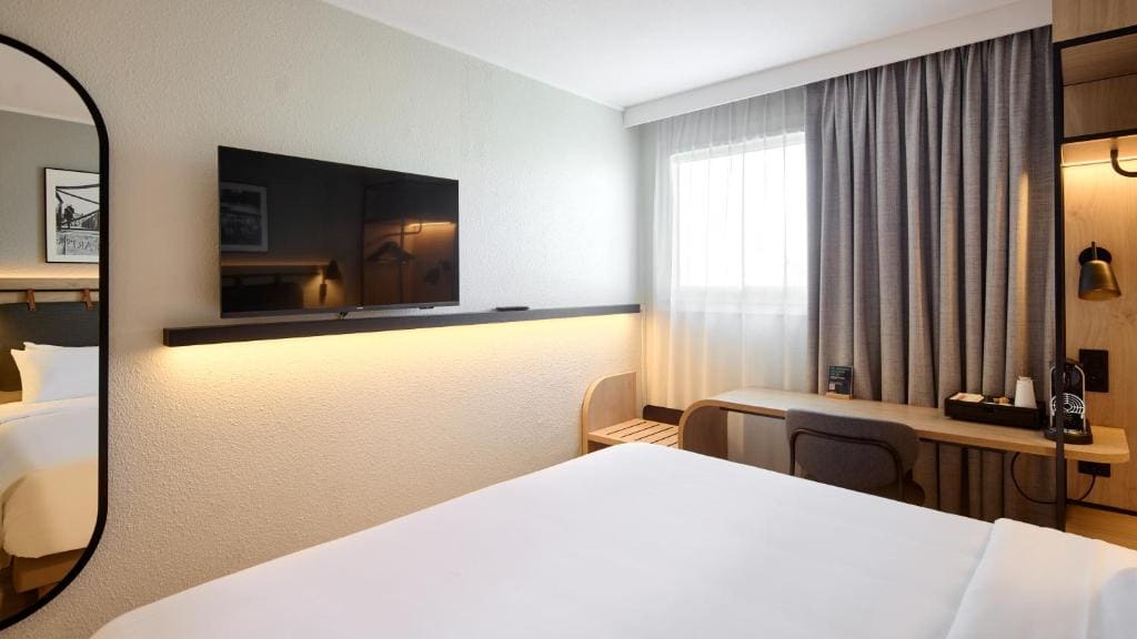 Standard Room - 1 Queen Bed room - Image 1