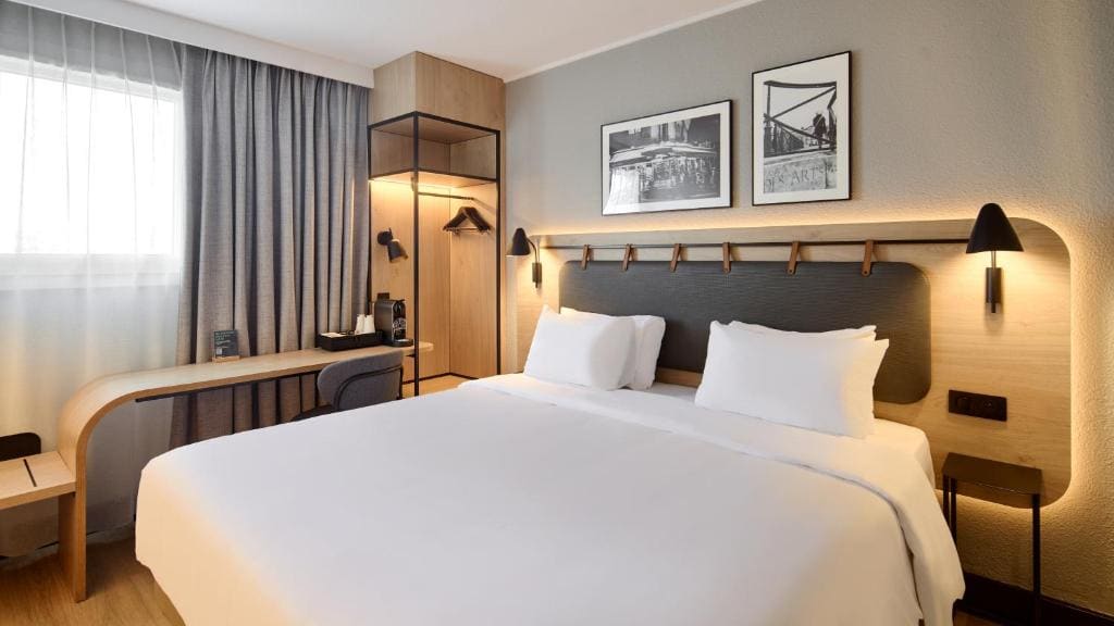 Superior Room - 1 King Bed room - Image 1