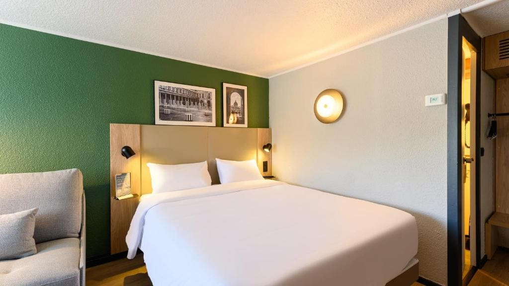 Standard Room - 1 Queen Bed 1 Sofa Bed room - Image 3
