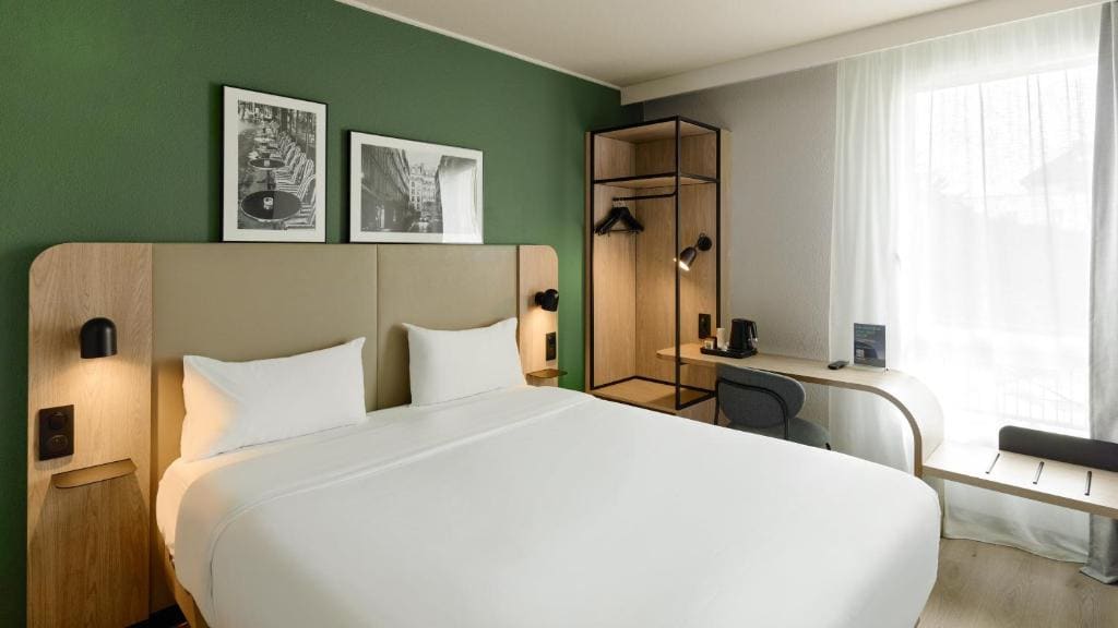 Standard Room - 1 Queen Bed room - Image 1