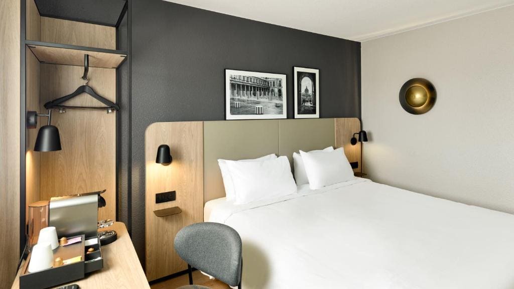 Superior Room - 1 King Bed room - Image 2