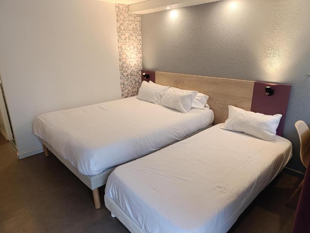 Triple Room - 1 Double Bed 1 Single Bed room - Image 3