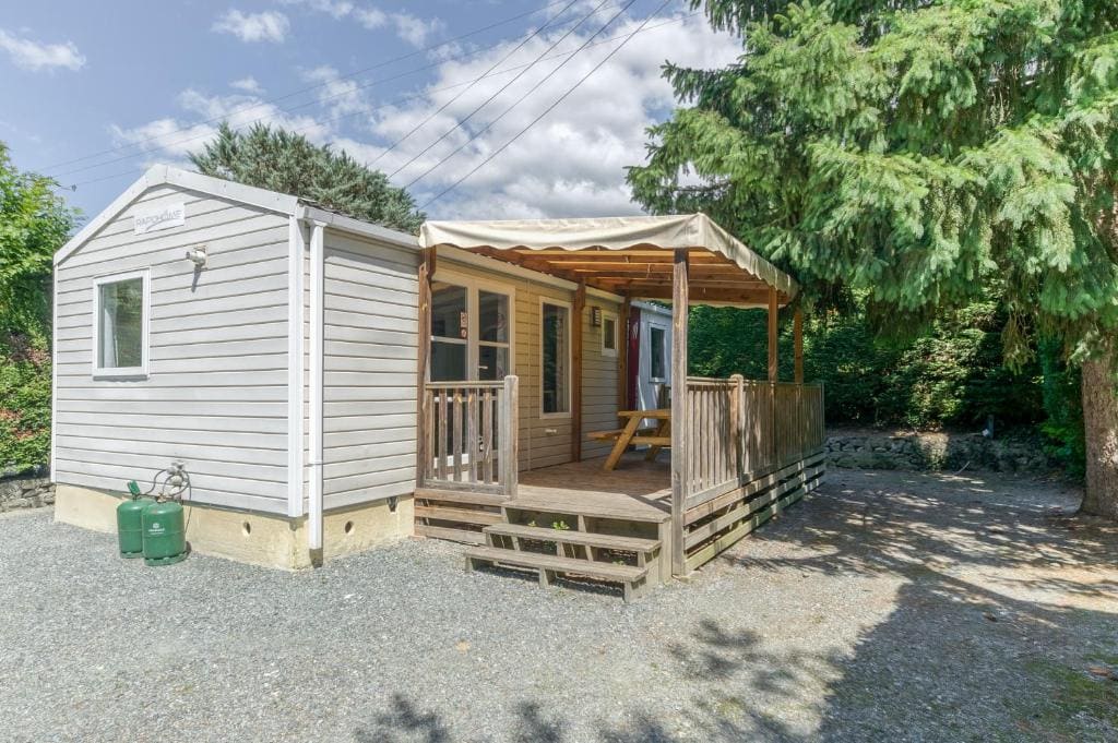 Three-Bedroom Apartment with Mountain View room - Image 1