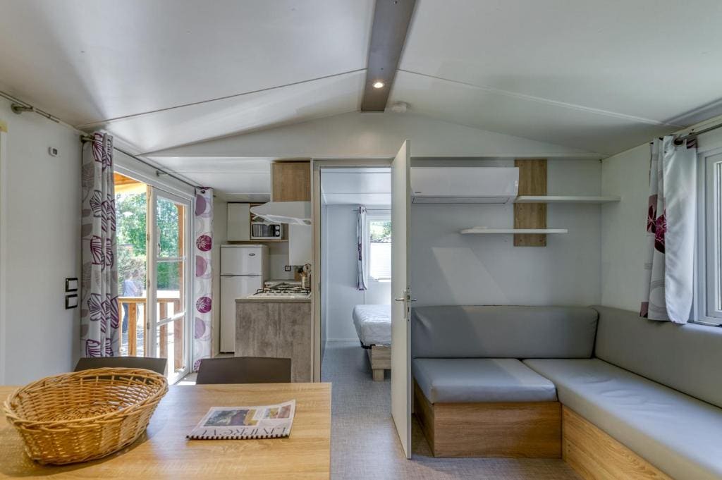 Three-Bedroom Apartment with Mountain View room - Image 3