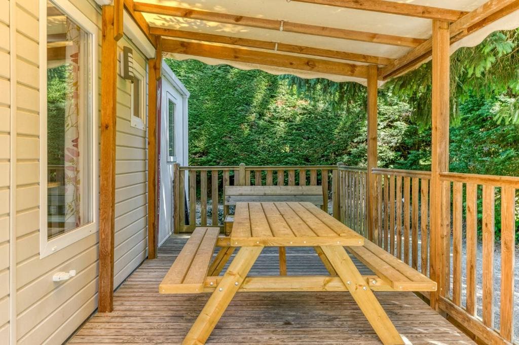 Three-Bedroom Apartment with Mountain View room - Image 2