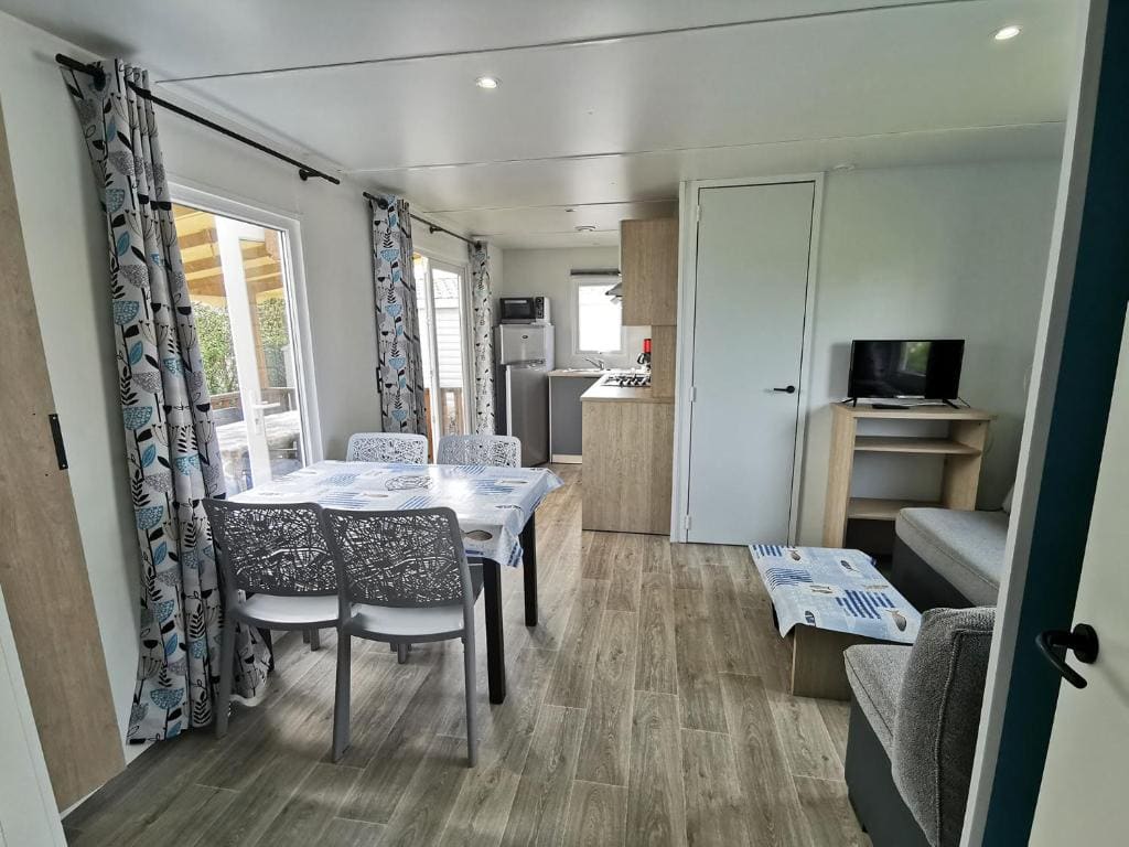 Mobile Home room - Image 2