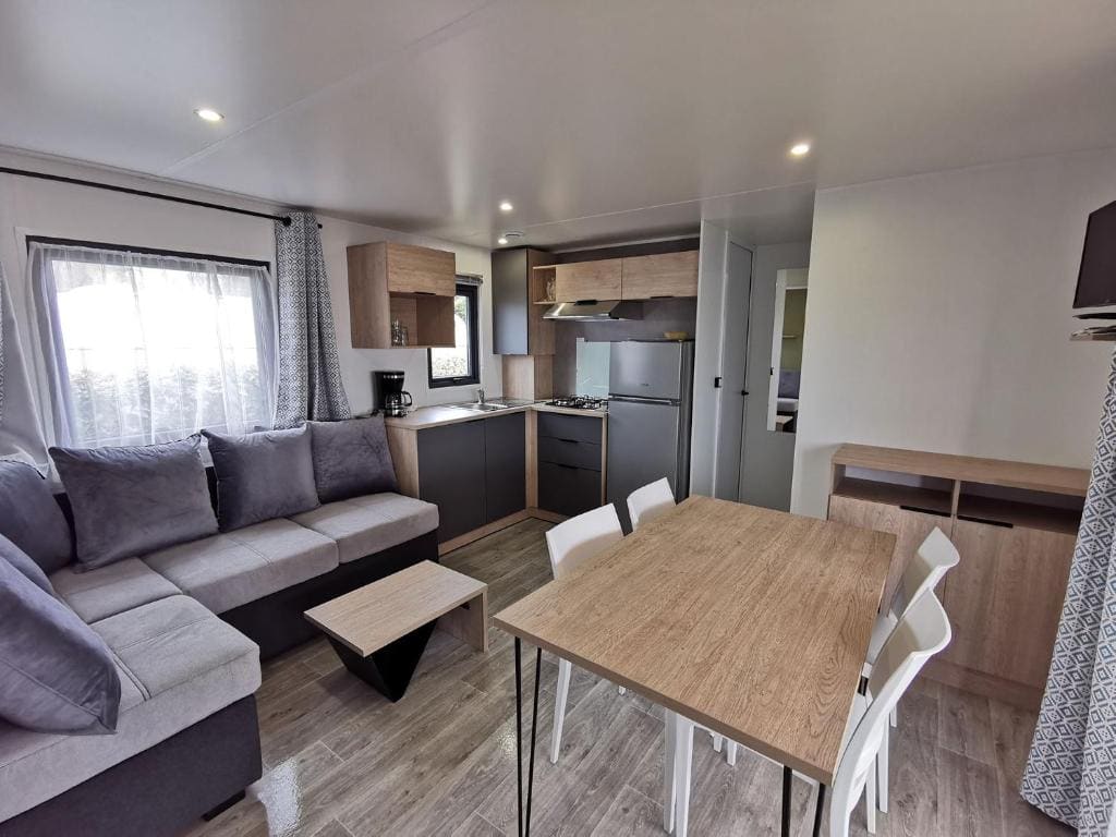 Mobile Home room - Image 3