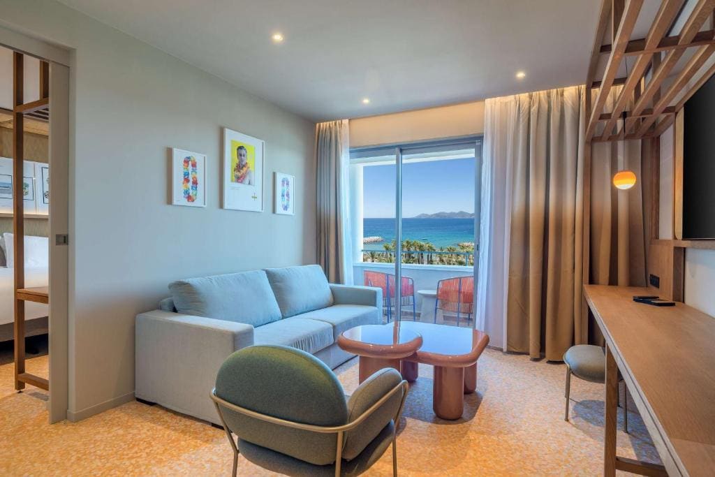 One-Bedroom King Suite with Sea View room - Image 1