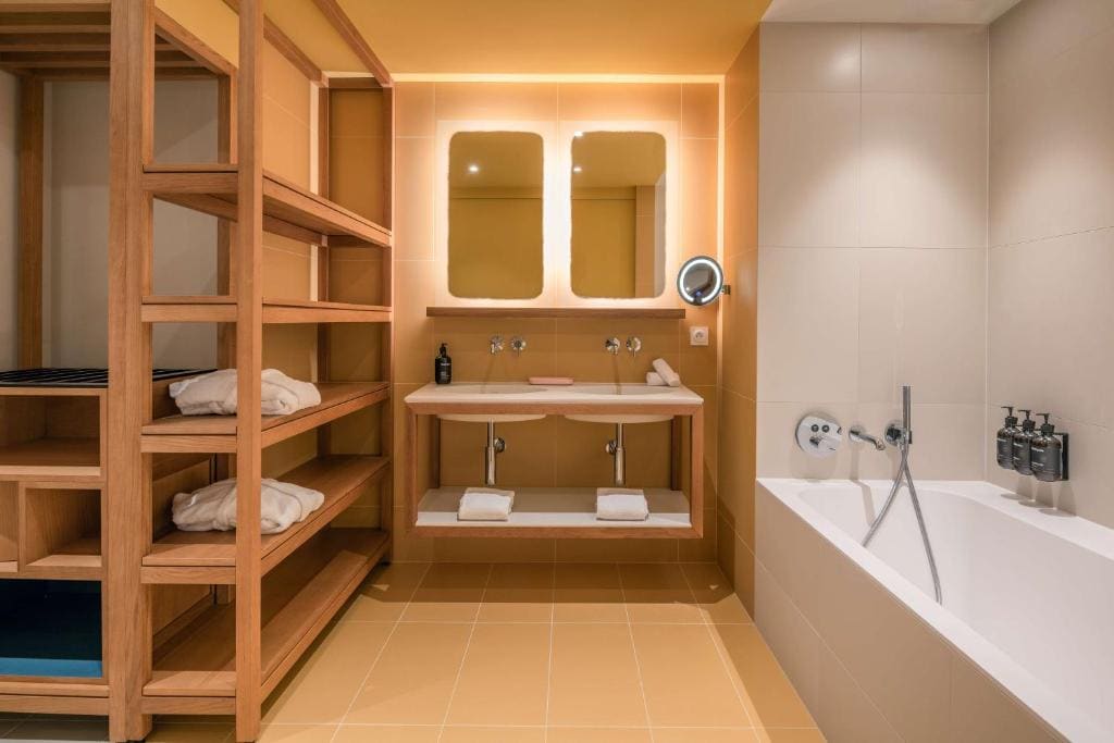 One-Bedroom King Suite with Sea View room - Image 2