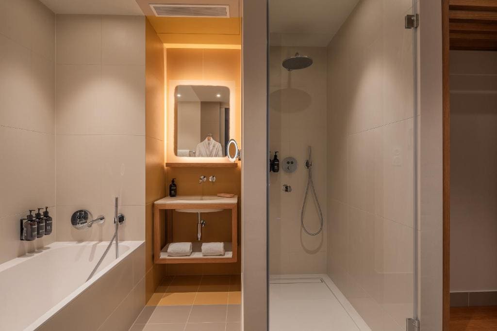 Junior King Suite with Partial Sea View room - Image 2