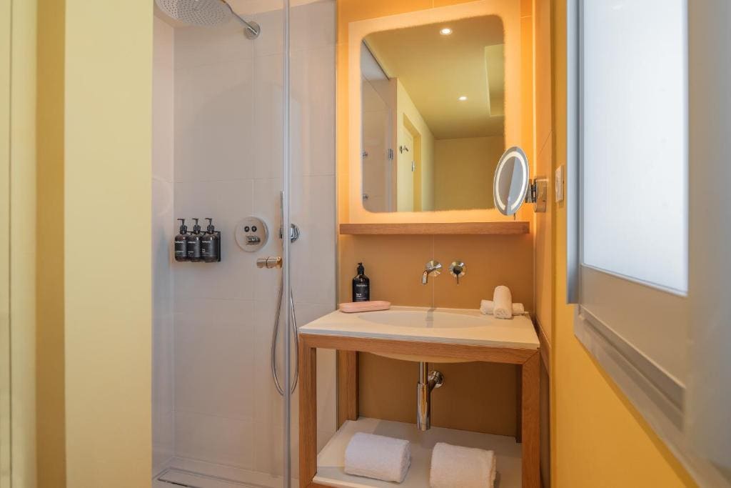Premium King Room with Partial Sea View room - Image 3