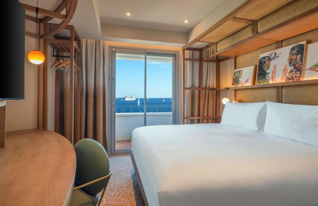 Deluxe King Room with Sea View room - Image 2