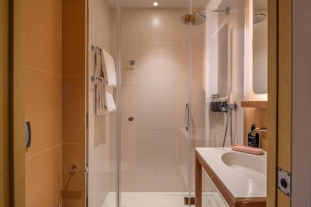 Junior King Suite with Partial Sea View room - Image 3