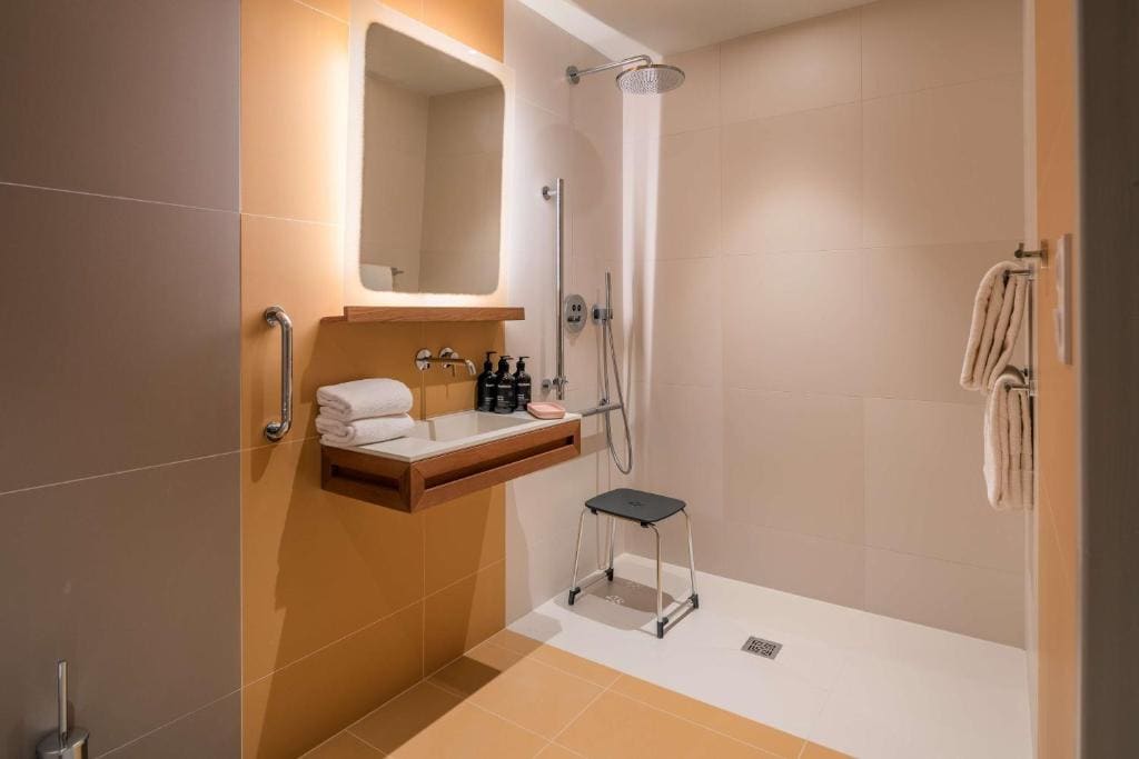 Queen Room - Mobility Access room - Image 1