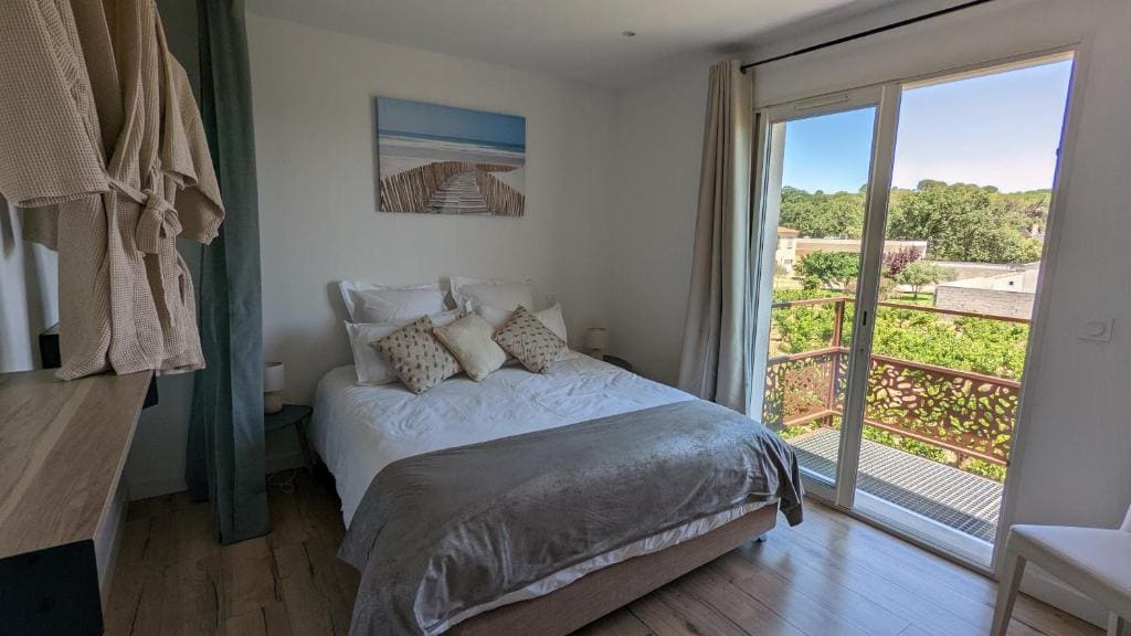 Double Room with Private Bathroom room - Image 3