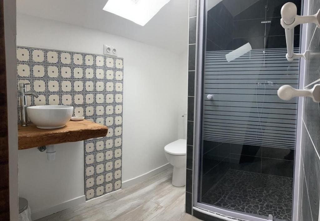 One-Bedroom Apartment room - Image 2