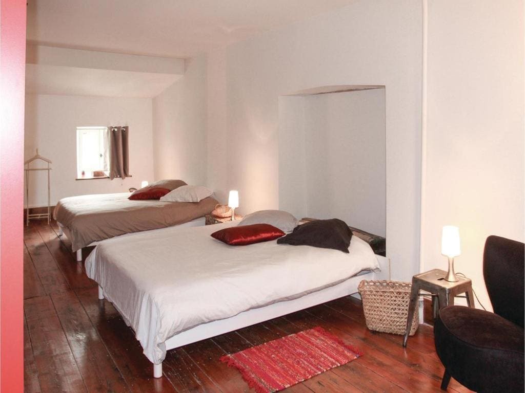Family Room with Private Bathroom room - Image 3