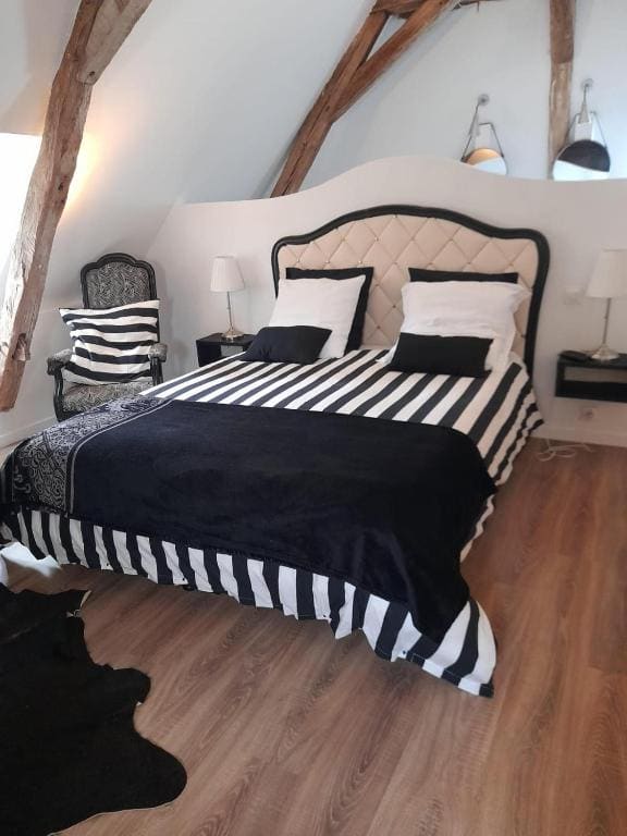 Deluxe Double Room with Bath room - Image 3