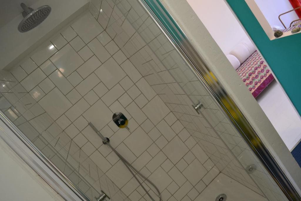 Deluxe Double Room with Shower room - Image 3