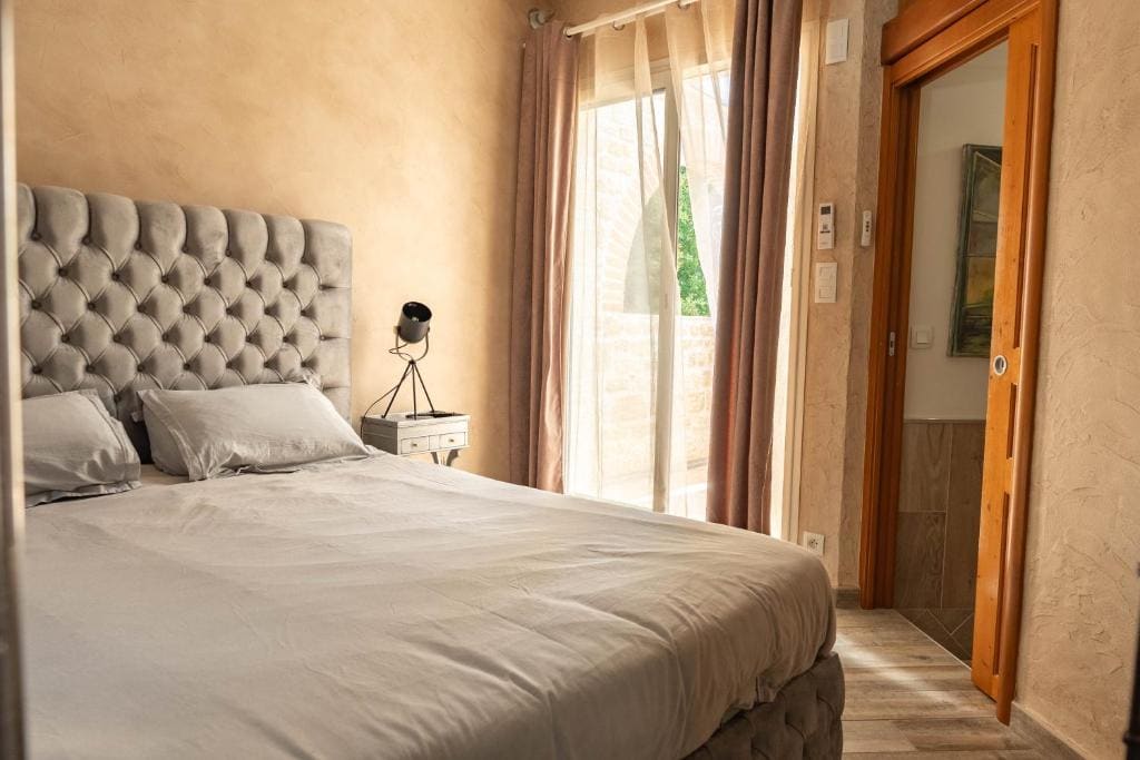 Deluxe Double Room with Shower room - Image 3