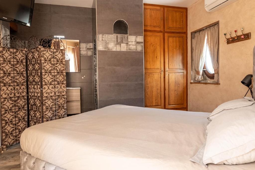 Deluxe Double Room with Shower room - Image 2