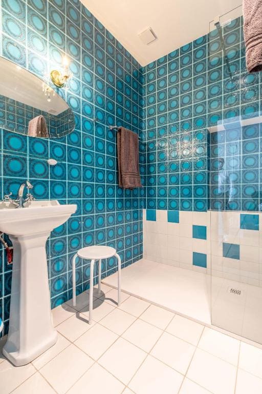 Deluxe Double Room with Shower room - Image 1