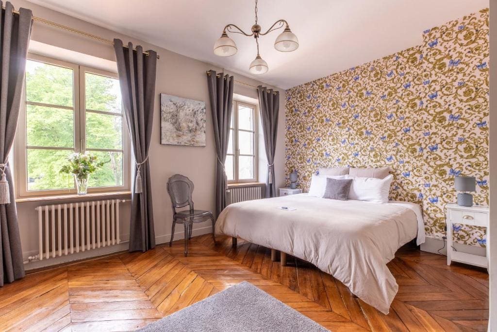 Deluxe Double Room with Shower room - Image 3