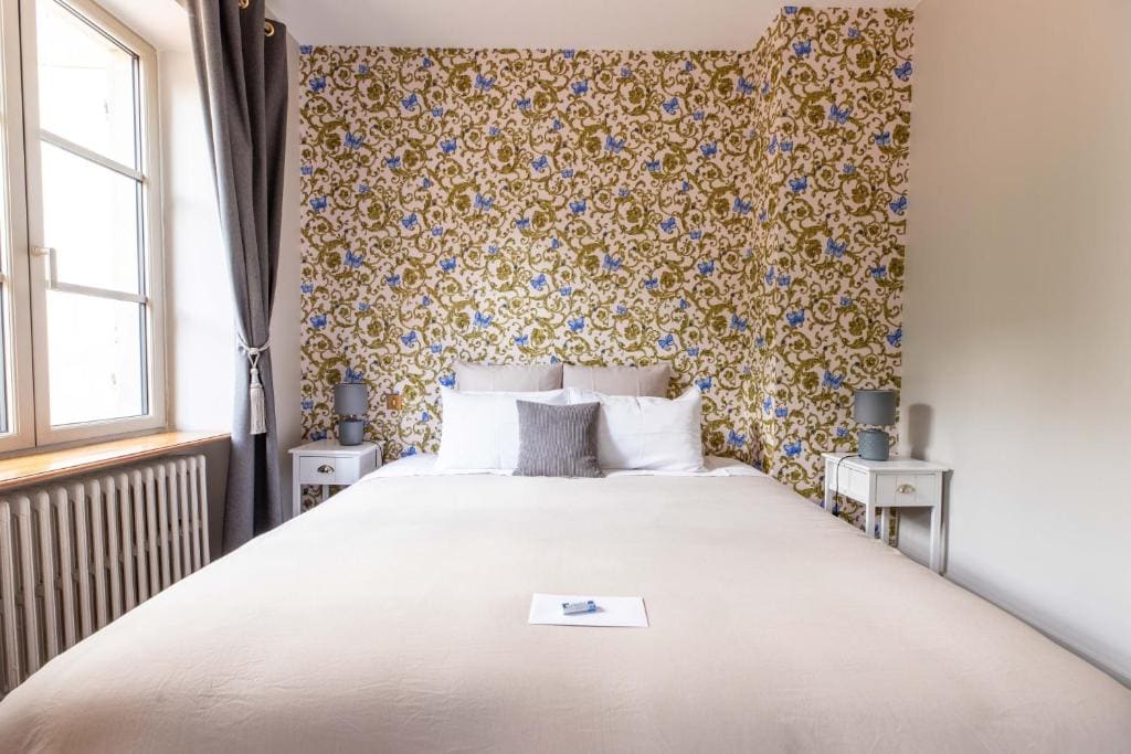 Deluxe Double Room with Shower room - Image 2