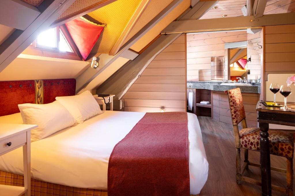 Deluxe Double Room with Bath room - Image 2