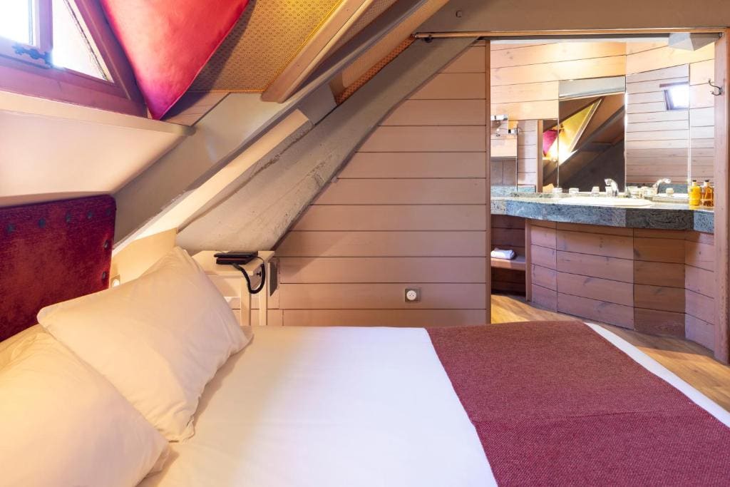 Deluxe Double Room with Bath room - Image 1