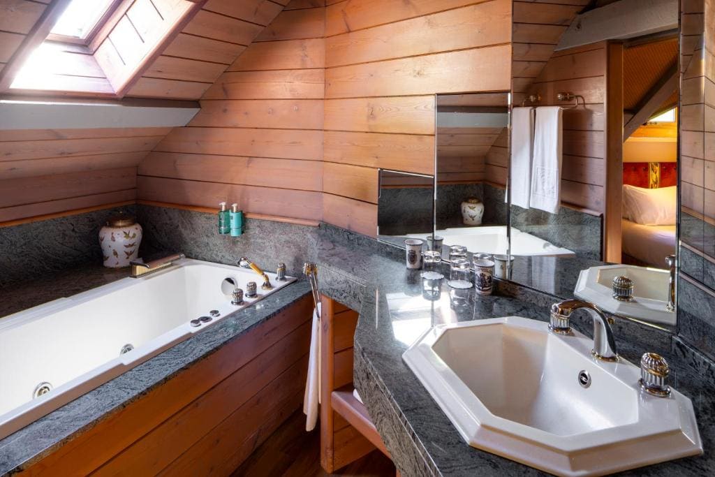 Deluxe Double Room with Bath room - Image 3