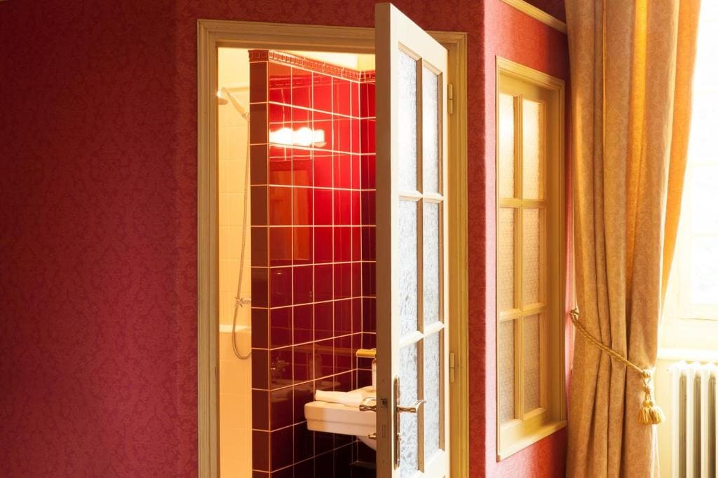 Deluxe Double Room with Shower room - Image 3