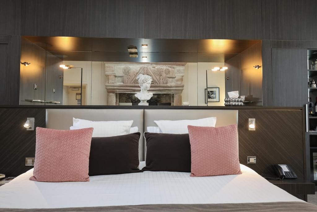 Deluxe Double Room with Balcony room - Image 2