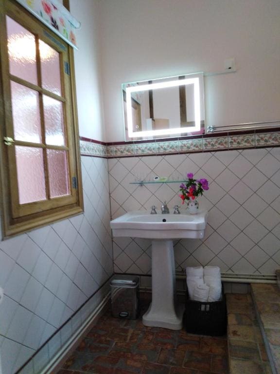 Family Room with Private Bathroom room - Image 1