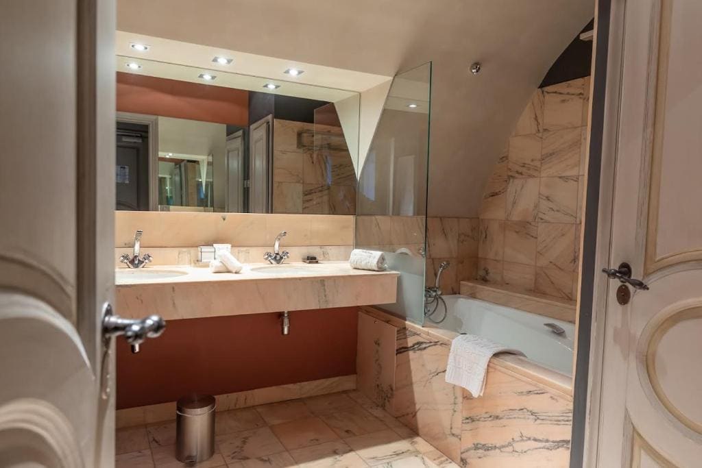 Superior Double Room room - Image 3