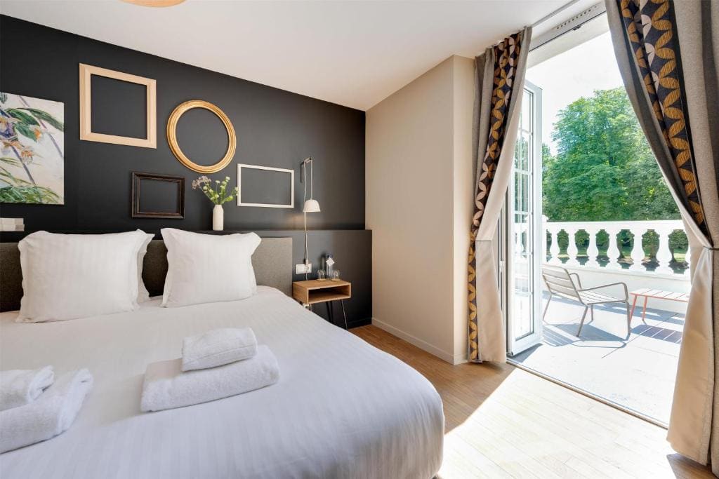 Deluxe King Room with Terrace and Park View - Non-Smoking room - Image 1