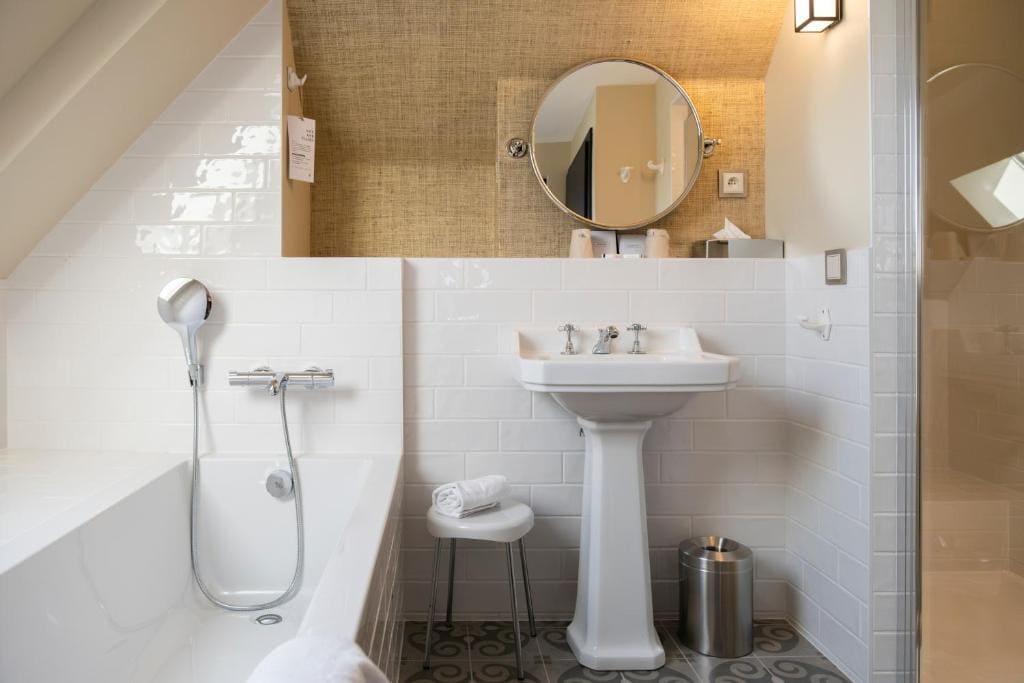 Privilege King Room with Bath Tub and Shower - Non-Smoking room - Image 2