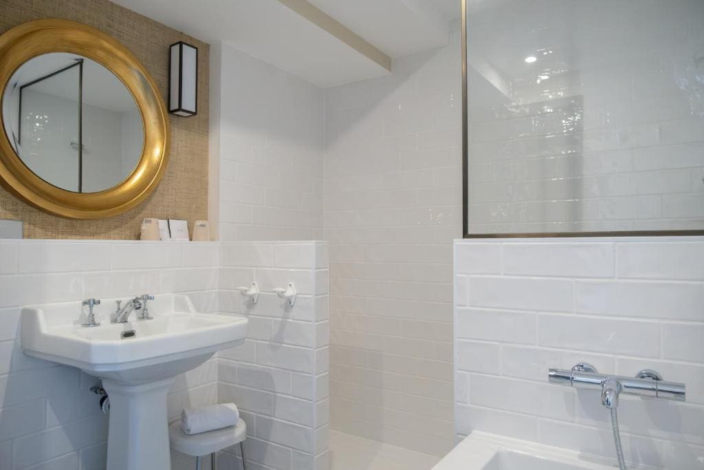 Privilege King Room with Bath Tub and Shower - Non-Smoking room - Image 3