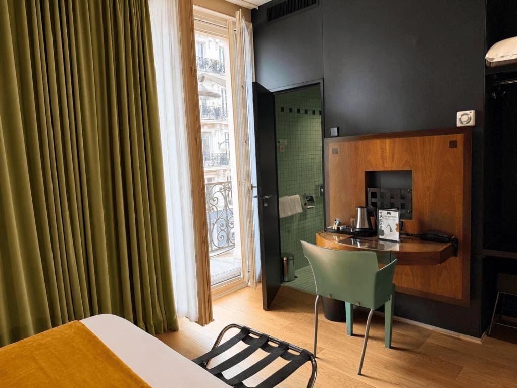 Double Room with Balcony room - Image 3
