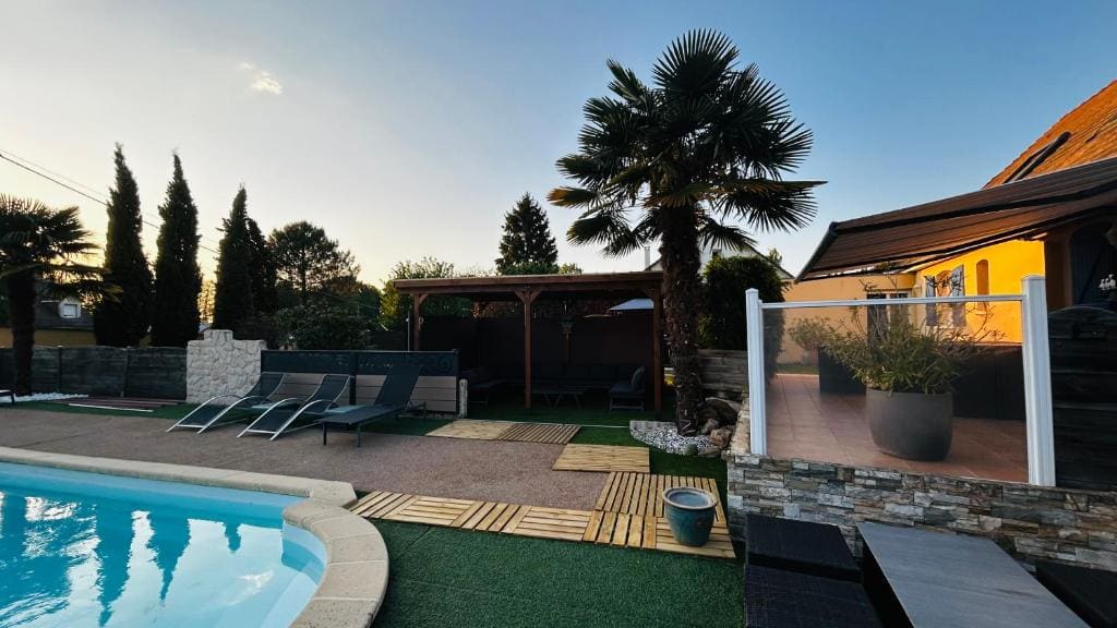 Double Room with Pool View room - Image 3