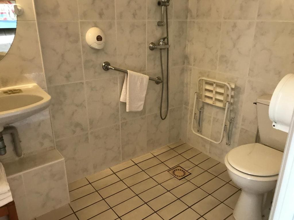 Studio (3 Adults) - Disability Access room - Image 2