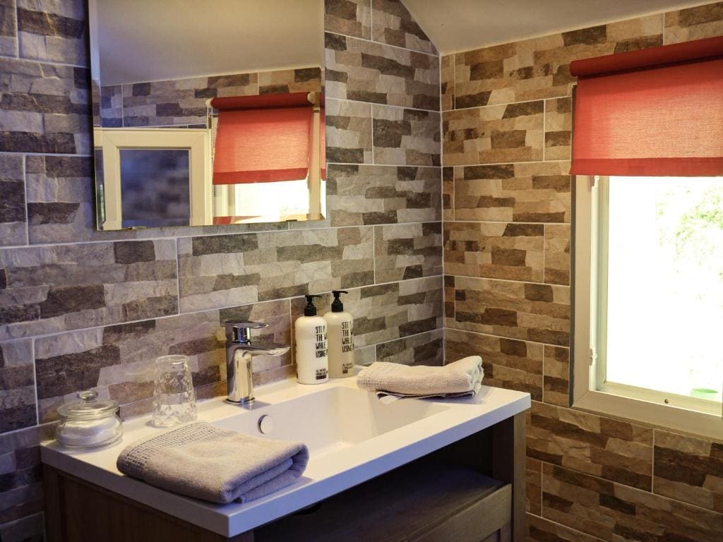 Large Double or Twin Room room - Image 2