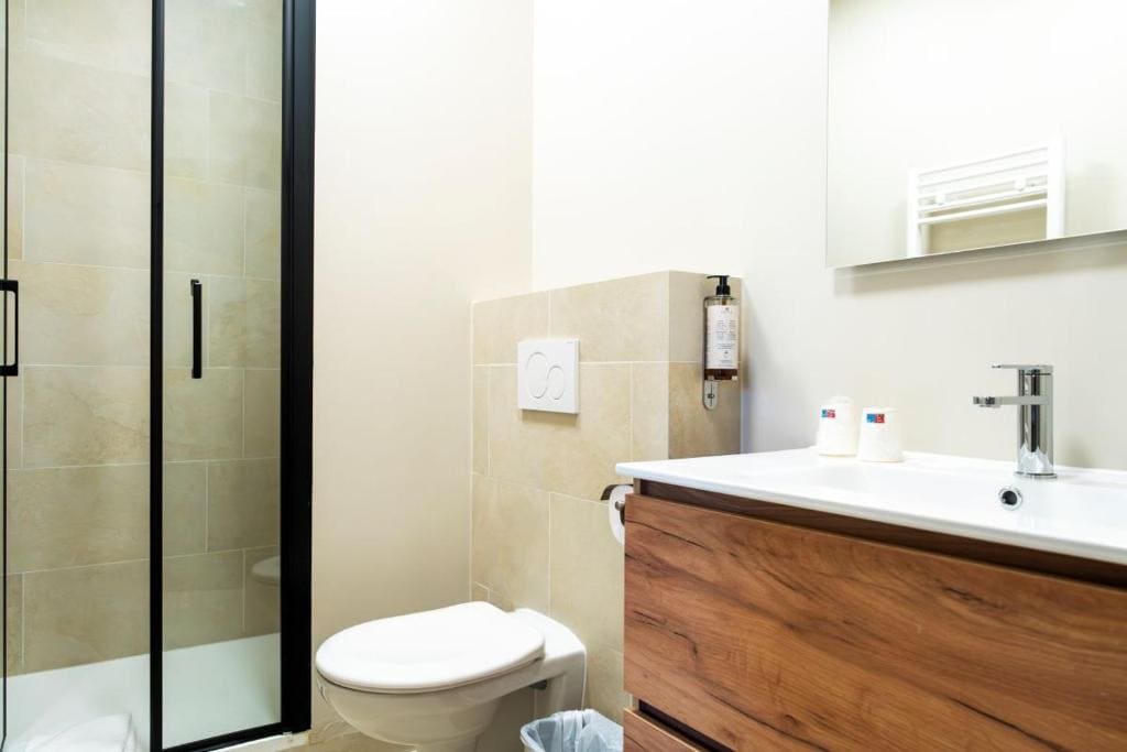 Double Room with Balcony room - Image 2