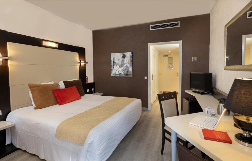 Double Room with Balcony room - Image 2